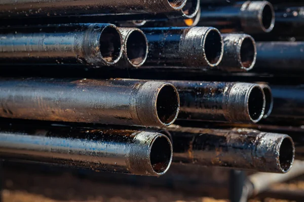 Närbild borr röret tråd med röret fett låg ner på rigg golv på olja och gas på land läge. — Stockfoto