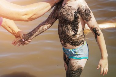 İyileştirici kille kaplı çocuk portresi. Maden açısından zengin çamur: kalsiyum, magnezyum, sodyum, çinko, potasyum, demir vs.