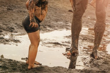 İyileştirici kille kaplı çocuk portresi. Maden açısından zengin çamur: kalsiyum, magnezyum, sodyum, çinko, potasyum, demir vs..