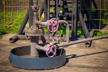 Boru hattı vanaları ile petrol ve gaz işleme tesisi. Petrol ve gaz endüstrisinde petrol boru hattı vanaları. Vana güneşli bir yaz gününde alanında bir petrol boru hattı fiş