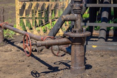 Boru hattı vanaları ile petrol ve gaz işleme tesisi. Petrol ve gaz endüstrisinde petrol boru hattı vanaları. Vana güneşli bir yaz gününde alanında bir petrol boru hattı fiş