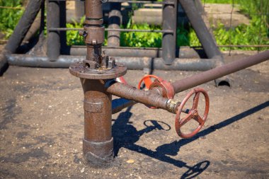 Boru hattı vanaları ile petrol ve gaz işleme tesisi. Petrol ve gaz endüstrisinde petrol boru hattı vanaları. Vana güneşli bir yaz gününde alanında bir petrol boru hattı fiş