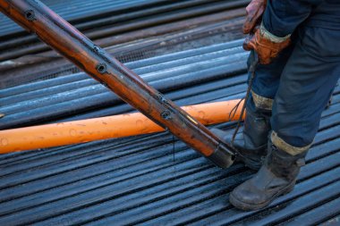 Petrol ve gaz kuyusunu delmek için delme aracı. Üretim borularında gaz ve yoğunlaştırılmış petrol, petrol ve doğalgaz işletmelerine izin vermek için delik açmak için. Silah ateşlendikten sonra şişmiş..