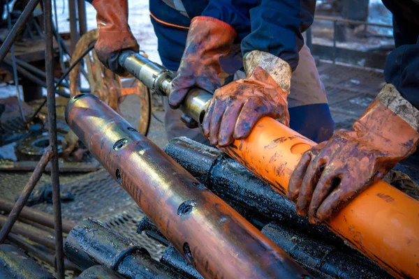 Petrol ve gaz kuyusunu delmek için delme aracı. Üretim borularında gaz ve yoğunlaştırılmış petrol, petrol ve doğalgaz işletmelerine izin vermek için delik açmak için. Silah ateşlendikten sonra şişmiş..
