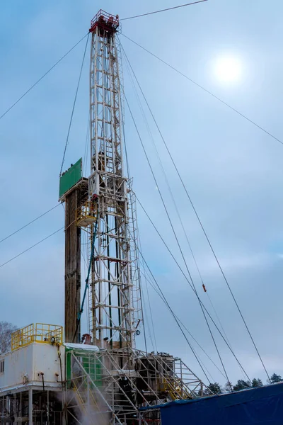 Appareil de forage pétrolier et gazier. Opération de forage pétrolier sur la plate-forme pétrolière dans l'industrie pétrolière et gazière. Industrie pétrolière — Photo