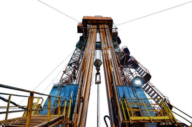 Petrol ve Gaz sondaj kulesi. Petrol platformu beyaz arka planda izole edildi. Petrol sahasındaki sondaj kulesi yüzeyin altına doğru delindi. Böylece ham, içeriden görüş elde edildi. Petrol Endüstrisi