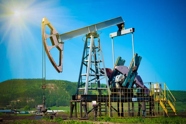 Pompa dell'olio, attrezzatura industriale. Macchine a dondolo per la produzione di energia. Estrazione di petrolio. Industria del pozzo petrolifero — Foto Stock