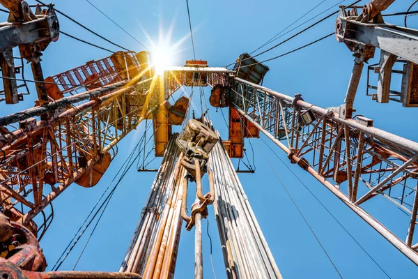 Petrol sahasındaki sondaj kulesi yüzeyin altına doğru delindi. Böylece ham, içeriden görüş elde edildi. Petrol Endüstrisi.