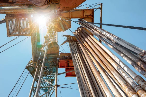 Petrol sahasındaki sondaj kulesi yüzeyin altına doğru delindi. Böylece ham, içeriden görüş elde edildi. Petrol Endüstrisi.