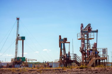 Petrol pompası arka planda boru hattıyla sallanıyor. Güç üretimi için sallanan makineler. Petrol çıkarımı.