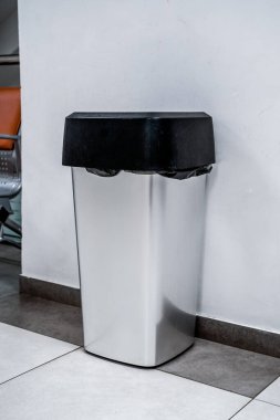 Bir odadaki çöp tenekesi. Siyah Çantalı Çöp Kutusu Tuvalette.