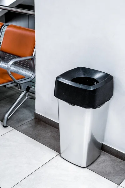 Bir Odadaki Çöp Tenekesi Siyah Çantalı Çöp Kutusu Tuvalette — Stok fotoğraf