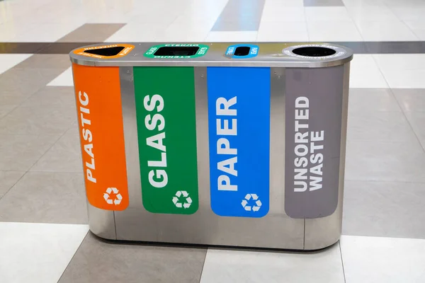 Recycling Van Het Concept Afvalscheiding Recycling Kleurrijke Bakken Voor Verschillende — Stockfoto