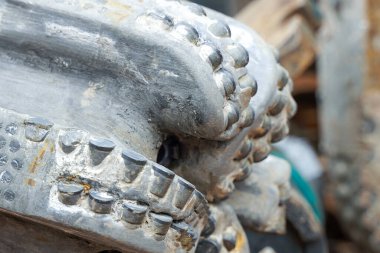 Matkap ucu, sığ alan derinliği ile yakın çekim. Endüstriyel geçmiş. Raflardaki matkap uçlarının makro görüntüsü.