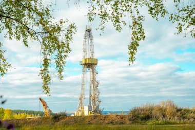 Petrol ve Gaz sondaj kulesi. Petrol ve doğalgaz endüstrisindeki petrol platformunda sondaj sondajı çalışması