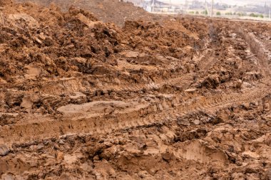 Kirli, pis, çamurlu, çamurlu, çamurlu, çatlak ve tekdüze çamurlu toprak bir yol. Off-road. Arkaplan