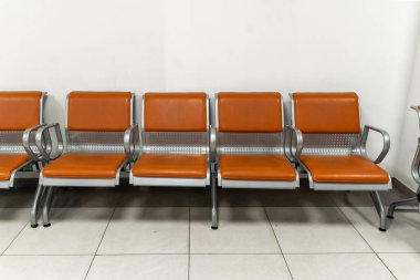 Boş havaalanı. Havaalanındaki bekleme salonunda. Uçuş ertelenmesi. Seyahat ve tatil konsepti. Coronavirus COVID19 karantinası