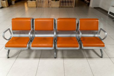 Havaalanında bir sıra boş koltuk. Kapatın. Çapraz kompozisyon. Kavram. Koronavirüs salgını sırasındaki uçuş iptallerinin konusu. Havaalanında bekleyenler için sıra sıra sandalye..