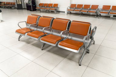 Boş havaalanı. Havaalanındaki bekleme salonunda. Uçuş ertelenmesi. Seyahat ve tatil konsepti. Coronavirus COVID19 karantinası