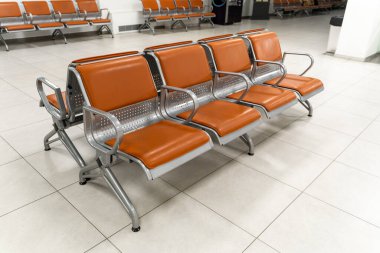 Havaalanında bir sıra boş koltuk. Kapatın. Çapraz kompozisyon. Kavram. Koronavirüs salgını sırasındaki uçuş iptallerinin konusu. Havaalanında bekleyenler için sıra sıra sandalye..