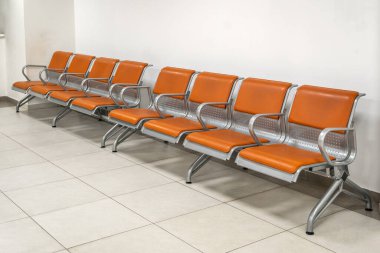 Boş havaalanı. Havaalanındaki bekleme salonunda. Uçuş ertelenmesi. Seyahat ve tatil konsepti. Coronavirus COVID19 karantinası