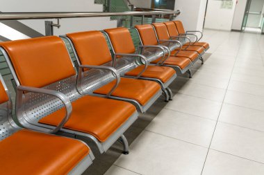 Boş havaalanı. Havaalanındaki bekleme salonunda. Uçuş ertelenmesi. Seyahat ve tatil konsepti. Coronavirus COVID19 karantinası
