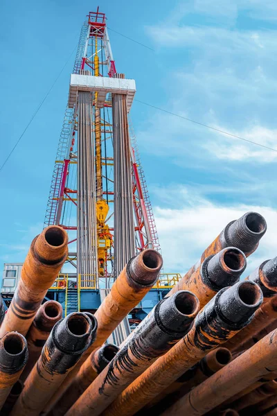 Petrol ve doğalgaz sondaj kulesi dramatik bulutlu tatlı sahnesinde. Petrol ve doğalgaz endüstrisindeki petrol platformunda sondaj sondajı çalışması.