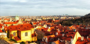 Prague, Çek Cumhuriyeti, 04 Nisan 2018: kilise kule ve çatıları Prag Skyline Prag, Çek Cumhuriyeti