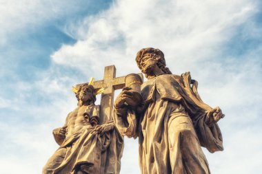 Prague, Çek Cumhuriyeti - Nisan 04: heykel, kutsal Savior Cosmas ve Damian Charles Köprüsü ile.
