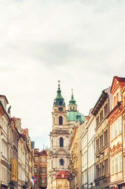 Prag, Çek Cumhuriyeti - Nisan 04: eski kasaba Prag'da St.Nicholas Kilisesi ile göster.