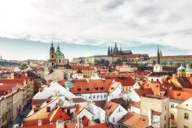 Prague, Çek Cumhuriyeti - Nisan 04: Lesser Town, St.Nicholas Kilisesi ve Prague Castle, Prague, Çek Cumhuriyeti
