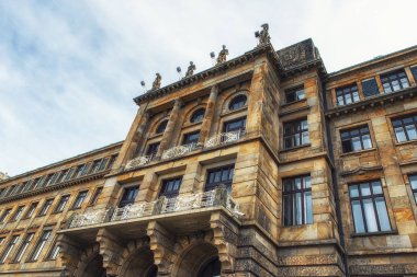 Prague, Çek Cumhuriyeti - Nisan 04: Sanayi ve ticaret Prag'da girişinde heykel. Çek Cumhuriyeti