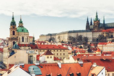 Prague, Çek Cumhuriyeti - Nisan 04: Lesser Town, St.Nicholas Kilisesi ve Prague Castle, Prague, Çek Cumhuriyeti