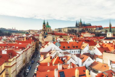 Prague, Çek Cumhuriyeti - Nisan 04: Lesser Town, St.Nicholas Kilisesi ve Prague Castle, Prague, Çek Cumhuriyeti