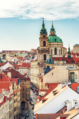 Prague, Çek Cumhuriyeti - Nisan 04: görünüm St. Nicholas Kilisesi Mala Strana (Kostel sv. Eski şehir ve Prag Kalesi'ne ana cadde daha az kulenin tepesinden Mikulase) Katedrali