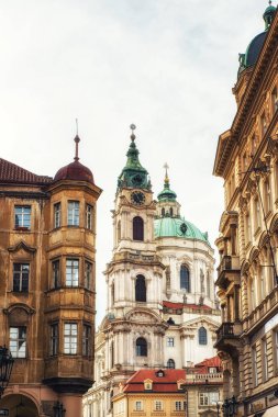 Prague, Çek Cumhuriyeti - Nisan 04: daha az, Prag şehir St Nicholas Katedrali ile