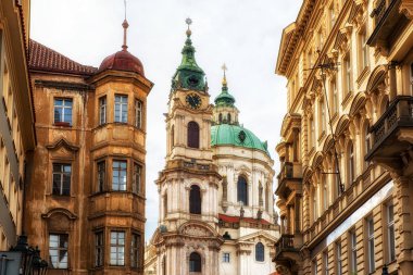 Prague, Çek Cumhuriyeti - Nisan 04: daha az, Prag şehir St Nicholas Katedrali ile
