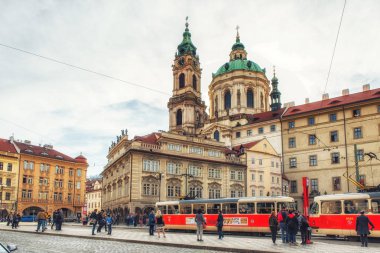 Prague, Çek Cumhuriyeti - Nisan 04: daha az, Prag şehir St Nicholas Katedrali ile