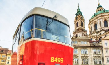 Prague, Çek Cumhuriyeti - Nisan 04: daha az, Prag şehir St Nicholas Katedrali ile