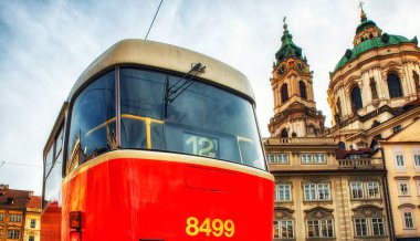 Prague, Çek Cumhuriyeti - Nisan 04: daha az, Prag şehir St Nicholas Katedrali ile