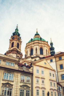 Prague, Çek Cumhuriyeti - Nisan 04: görünüm St. Nicholas Kilisesi Mala Strana (Kostel sv. Eski Şehir katedralde Mikulase) .