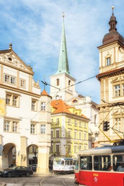 Prague, Çek Cumhuriyeti - Nisan 04: Çek tramvay Malostranska meydanında Prag, Çek Cumhuriyeti