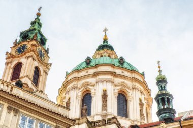 Prague, Çek Cumhuriyeti - Nisan 04: görünüm St. Nicholas Kilisesi Mala Strana (Kostel sv. Eski Şehir katedralde Mikulase) .