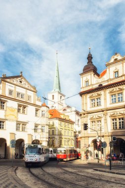 Prague, Çek Cumhuriyeti - Nisan 04: Çek tramvay Malostranska meydanında Prag, Çek Cumhuriyeti