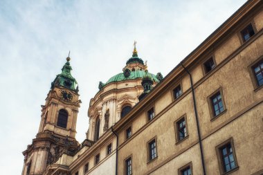 Prague, Çek Cumhuriyeti - Nisan 04: görünüm St. Nicholas Kilisesi Mala Strana (Kostel sv. Eski Şehir katedralde Mikulase) .