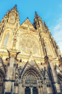Prague, Çek Cumhuriyeti - Nisan 04: ünlü tarihi St. Vitus Katedrali. Prag