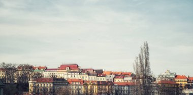 Prague, Çek Cumhuriyeti 04 Nisan 2018: Podol çeyrek Prag şehir merkezinden metroyla, right (Doğu) nehir üzerinde yer alan bir ilçedir.
