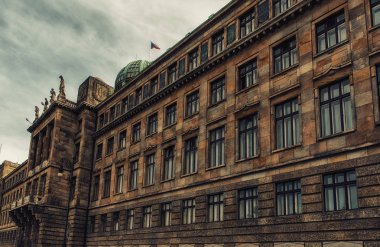 Prague, Çek Cumhuriyeti - Nisan 04: Sanayi ve ticaret Prag'da girişinde heykel. Çek Cumhuriyeti