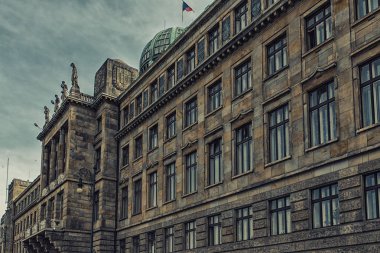 Prague, Çek Cumhuriyeti - Nisan 04: Sanayi ve ticaret Prag'da girişinde heykel. Çek Cumhuriyeti