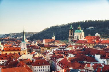 Prague, Çek Cumhuriyeti - Nisan 04: Aziz Nicolas Kilisesi ve çatılarının Lesser Town